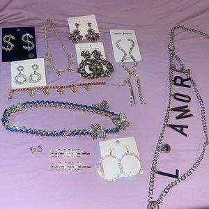 Perfect Gift 🎁 Accessory bundle 13 trendy items for the price of 1. ❤️🎀